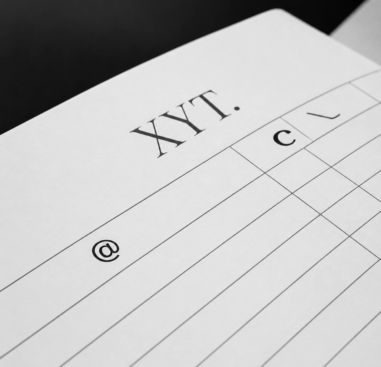 Illustration en noir et blanc d’une fiche de collecte de contacts avec champs à renseigner