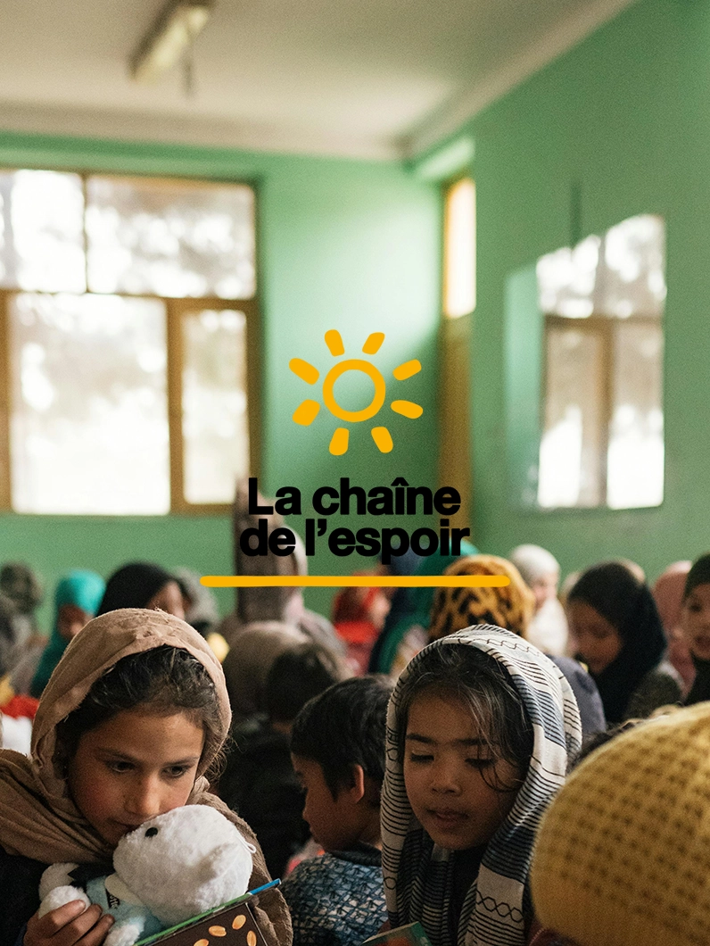 Visuel La Chaîne de l’Espoir avec enfants en groupe, illustrant un cas client associatif lié à la santé et à la solidarité.