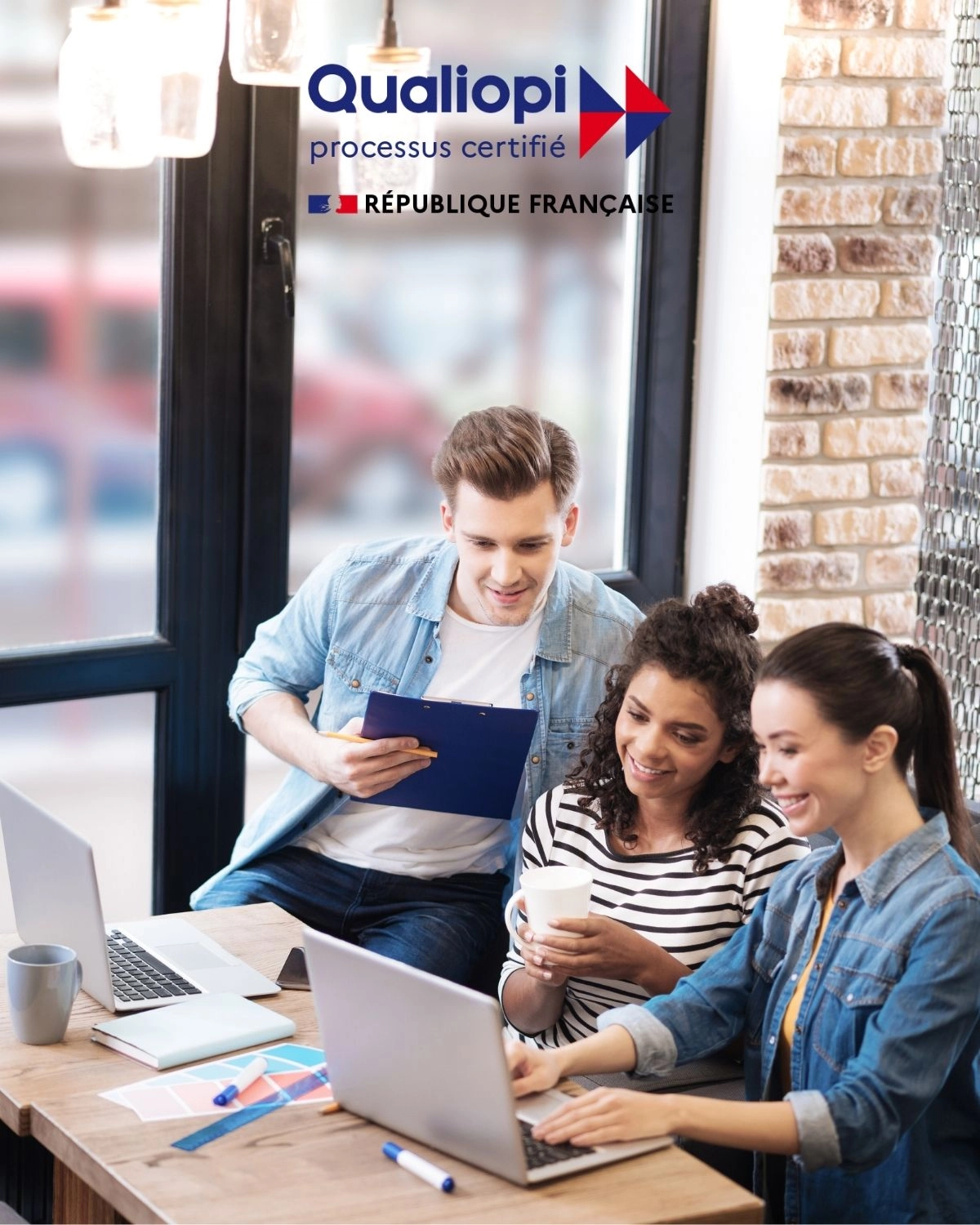 Visuel Qualiopi avec trois professionnels réunis autour d’un ordinateur, illustrant un processus de formation certifié.