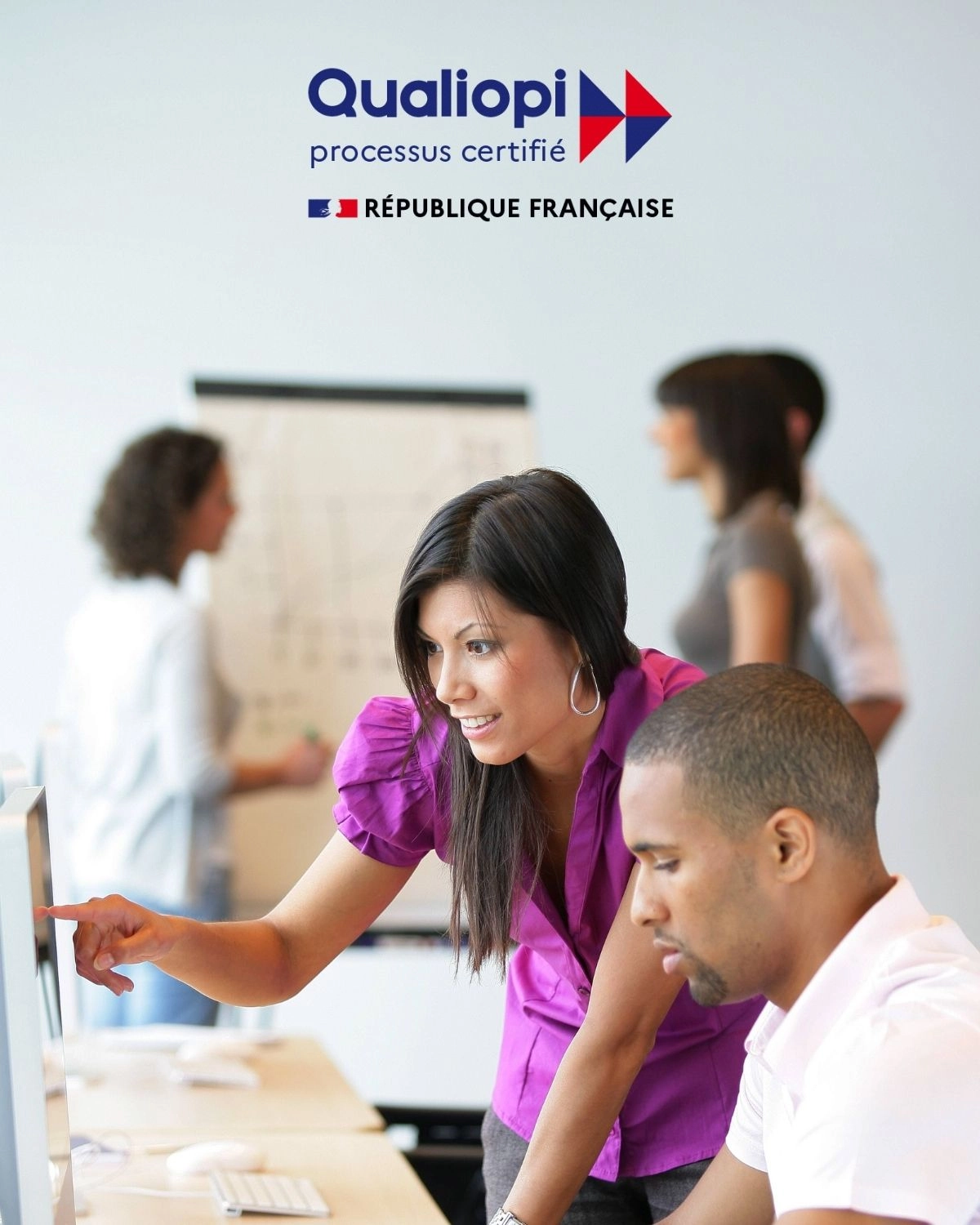 Visuel Qualiopi avec des professionnels en formation, illustrant un accompagnement certifié et la montée en compétences.