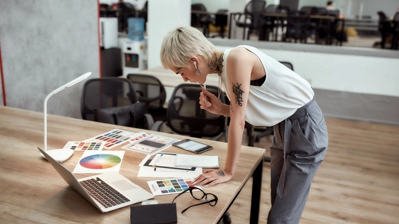 Designer travaillant sur des supports graphiques, illustrant une formation dédiée à l’email design et à la conception visuelle de campagnes.