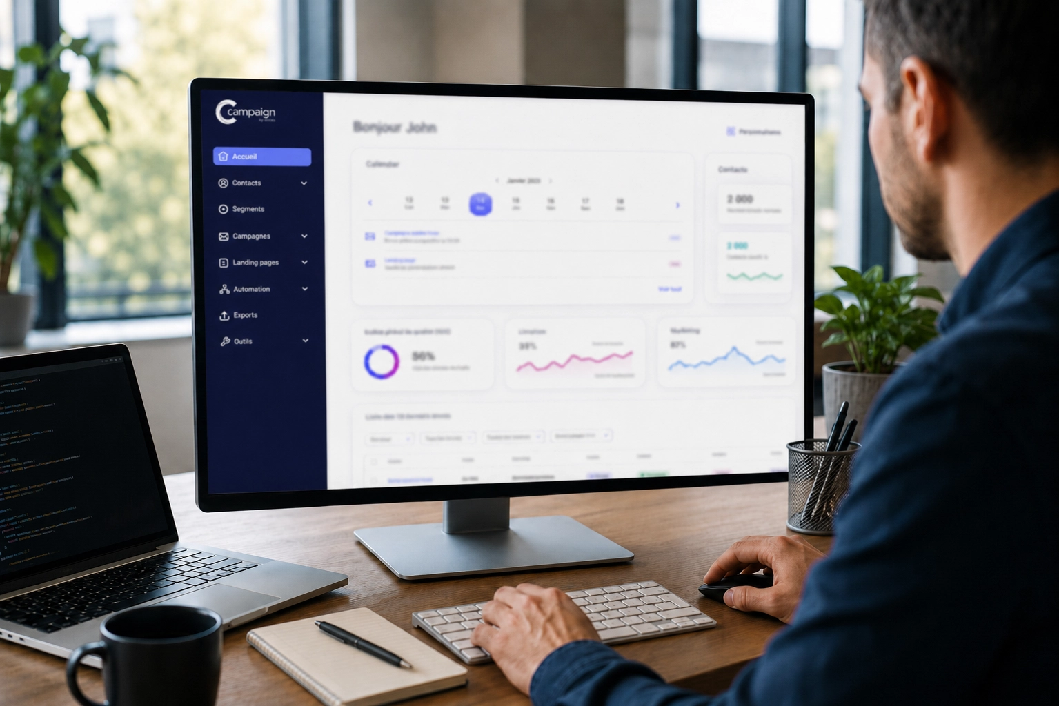 Professionnel travaillant sur Campaign avec un tableau de bord marketing affiché sur grand écran, illustrant le pilotage des campagnes et des performances.