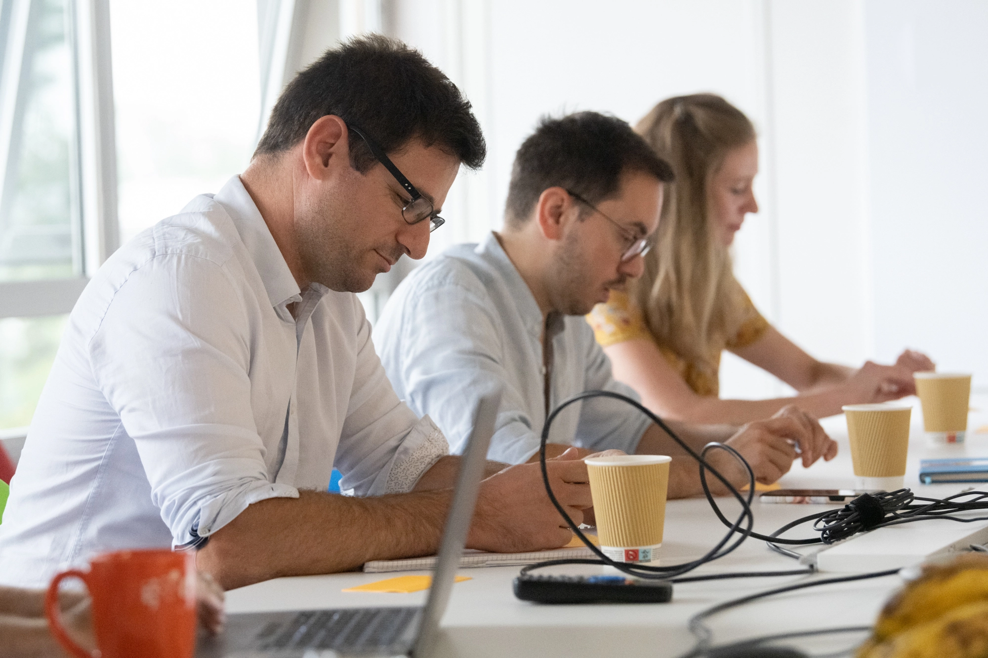 Équipe en réunion de travail, illustration d’un accompagnement en conseil stratégie e-mail et SMS.
