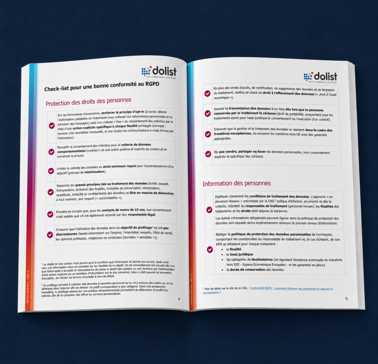 Guide ouvert présentant une checklist RGPD pour la protection des données personnelles.