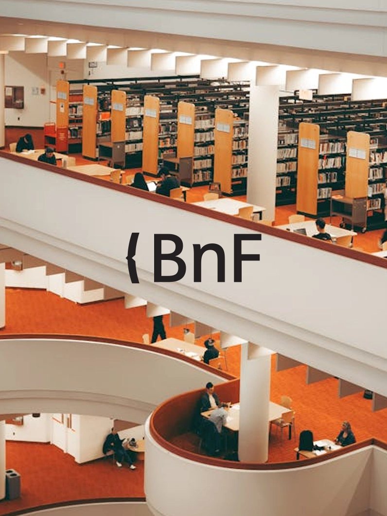 Visuel BnF avec vue intérieure d’une bibliothèque, illustrant un cas client culturel et institutionnel.
