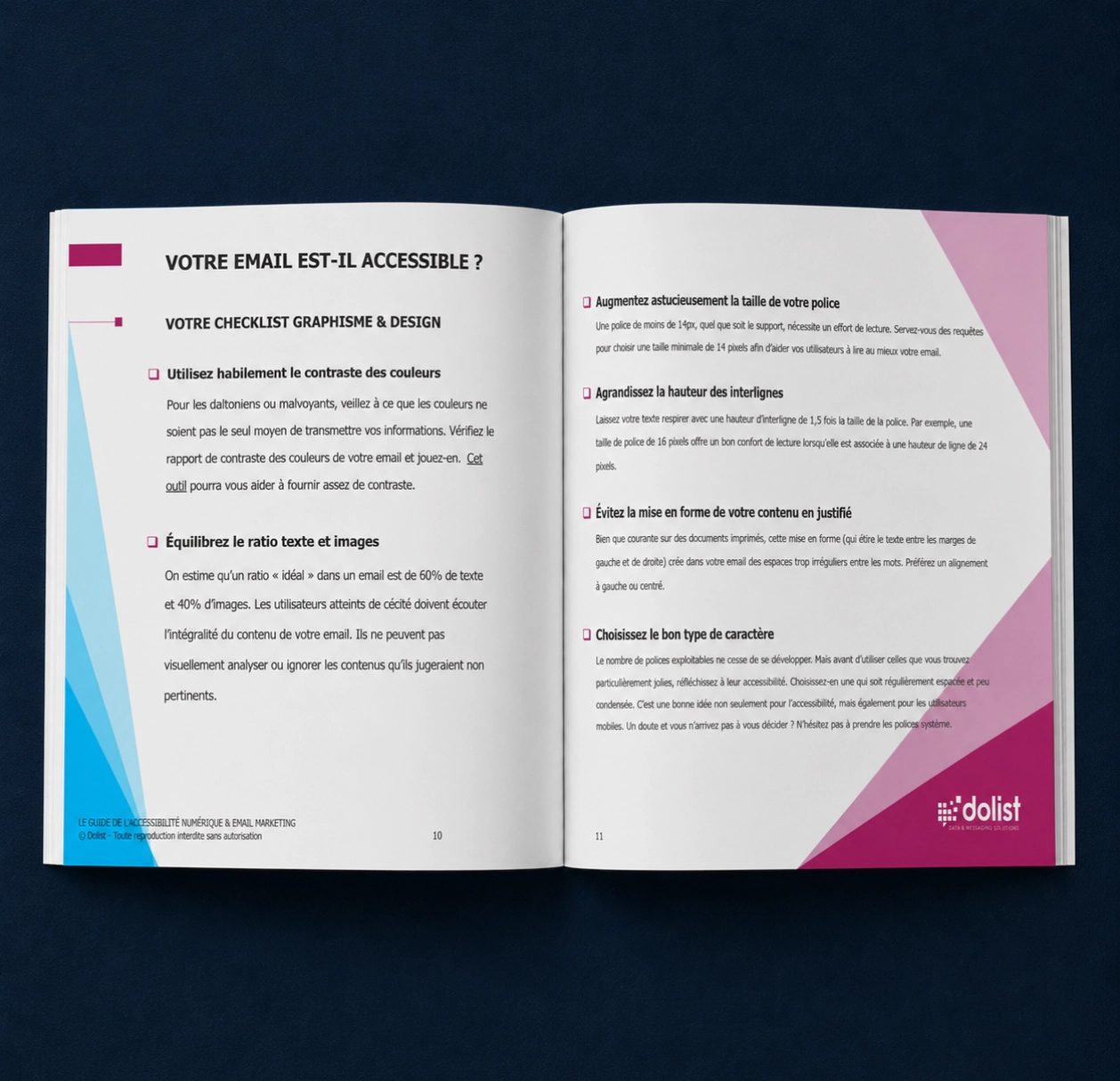 Livre blanc ouvert sur une checklist d’accessibilité numérique pour l’email marketing.