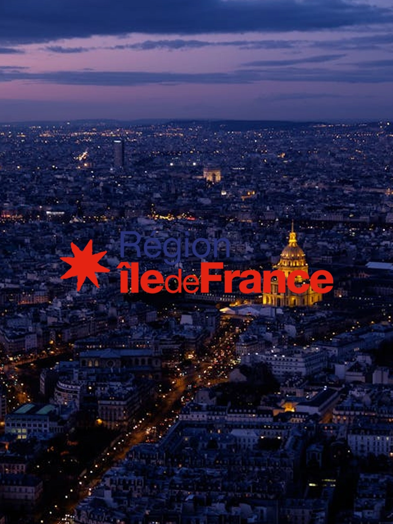 Visuel Région Île-de-France avec vue de Paris de nuit, illustrant un cas client institutionnel et territorial.