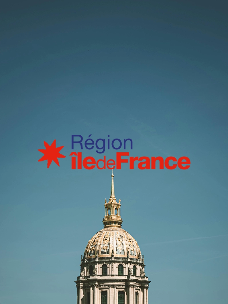 Visuel du cas client Région Île-de-France avec le logo de la région et un monument parisien, illustrant un projet de communication digitale institutionnelle.