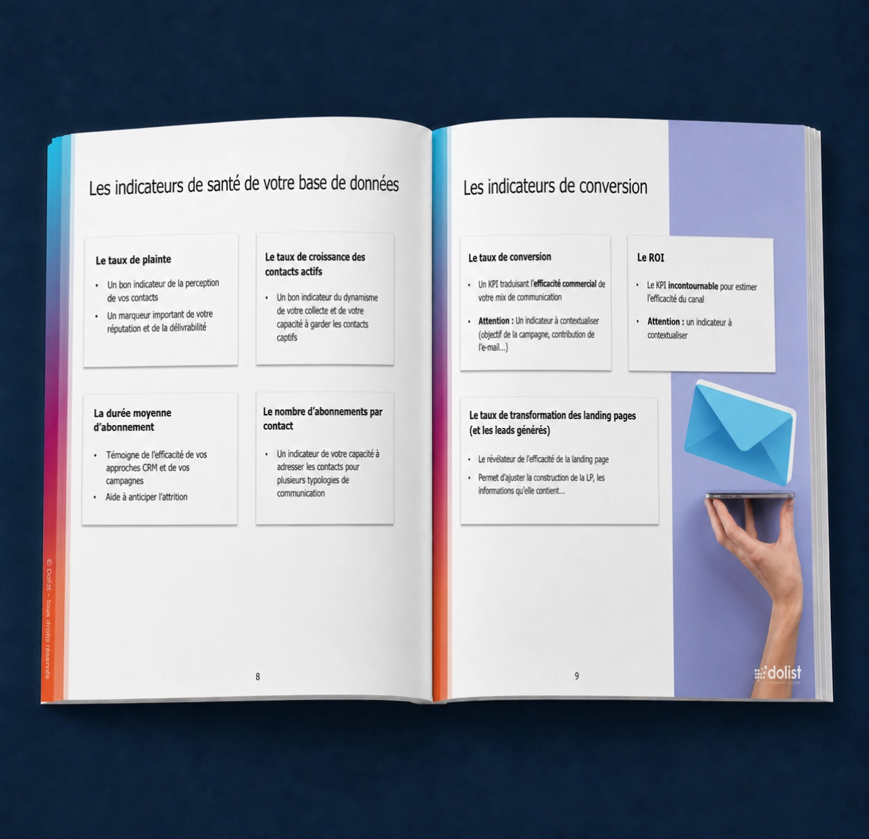 Mock-up d’un guide ouvert sur une conférence dédiée aux performances e-mail marketing et à l’analyse des KPIs.