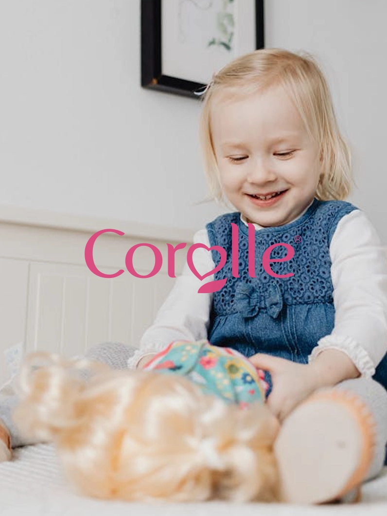 Visuel Corolle avec enfant jouant à la poupée, illustrant un cas client dans l’univers du jouet et de l’enfance.