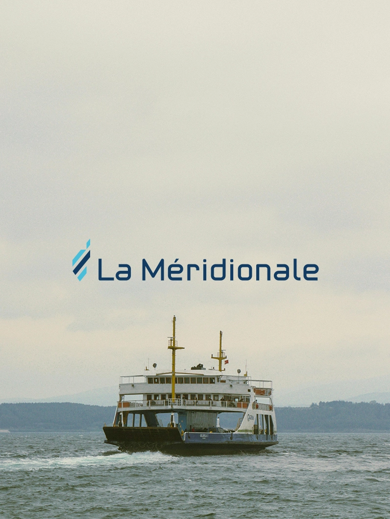 Visuel La Méridionale avec ferry en mer, illustrant un cas client dans le secteur du transport maritime.
