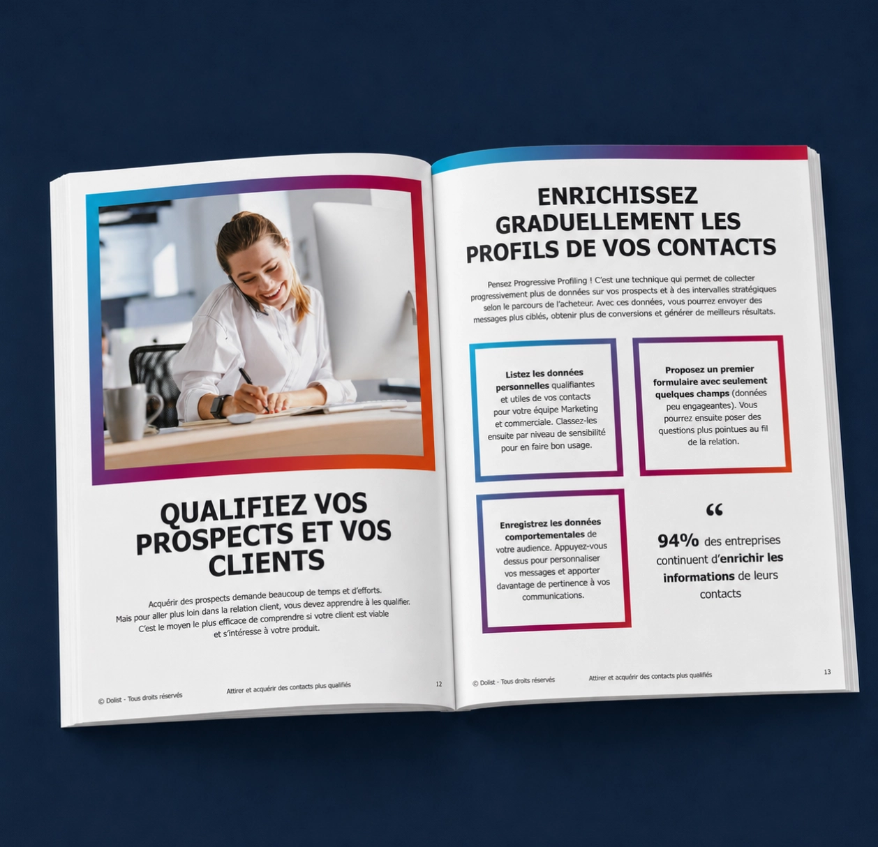Guide pratique ouvert présentant des conseils pour attirer et acquérir des contacts plus qualifiés.