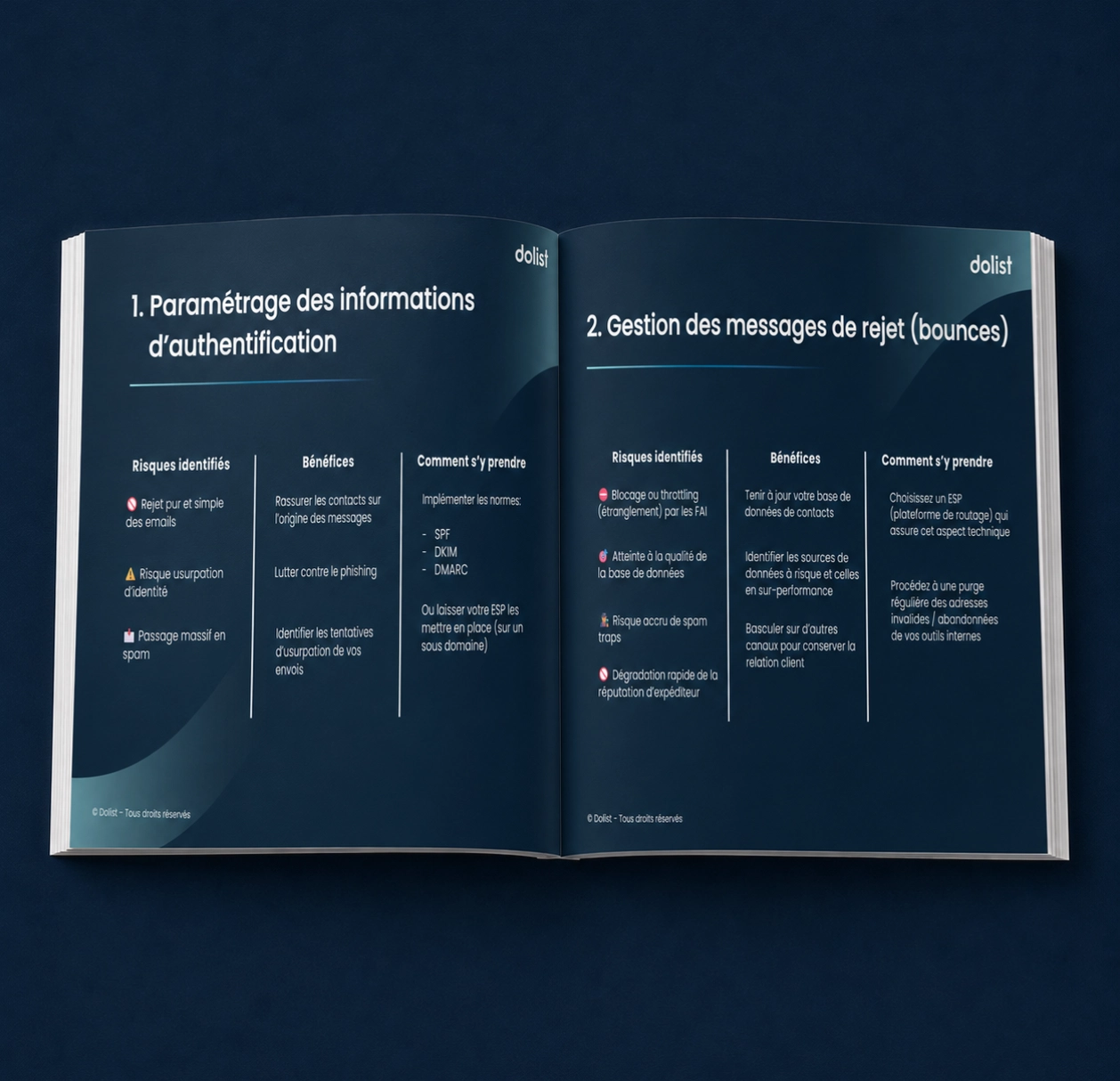 Mock-up d’un guide ouvert sur une conférence dédiée à la délivrabilité e-mail marketing, avec des conseils sur l’authentification et la gestion des bounces.