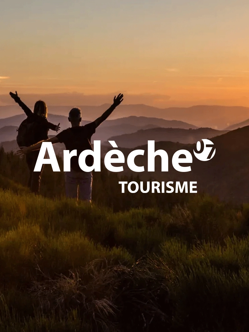 Visuel du cas client Ardèche Tourisme avec paysage au coucher du soleil, illustrant un projet de communication digitale touristique.