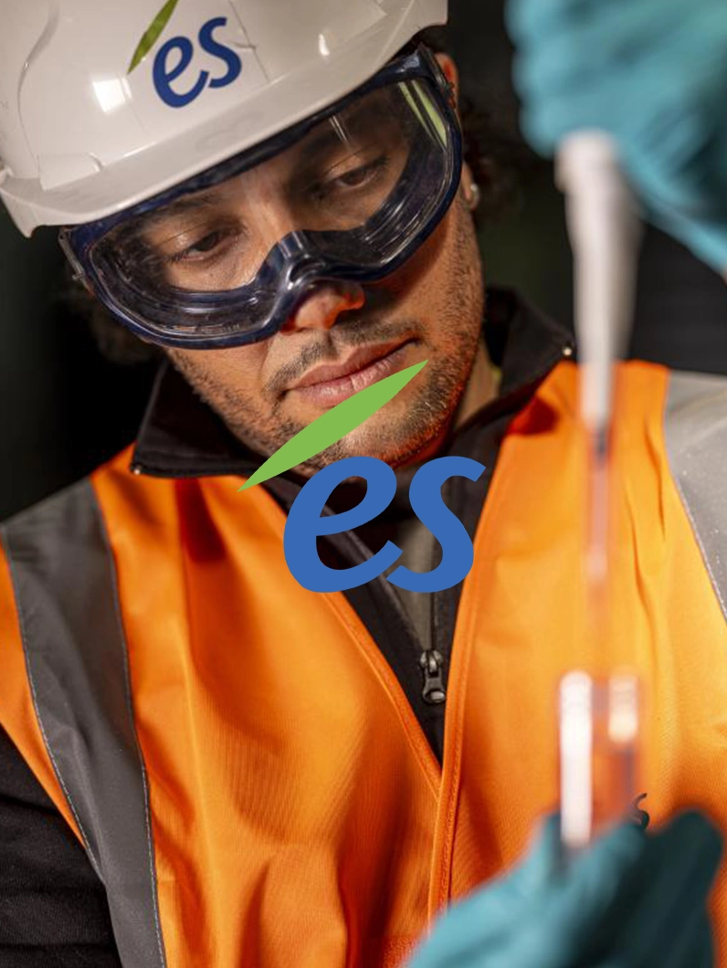 Visuel du cas client ES avec un technicien en équipement de protection, illustrant un projet de communication digitale dans un environnement industriel.