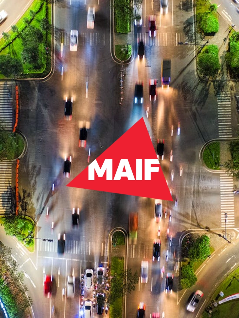 Visuel MAIF avec vue aérienne d’un carrefour urbain, illustrant un cas client dans le secteur de l’assurance et de la mobilité.