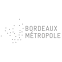 Logo Bordeaux Métropole blanc sur fond transparent, avec symbole graphique rayonnant et nom de l’institution.
