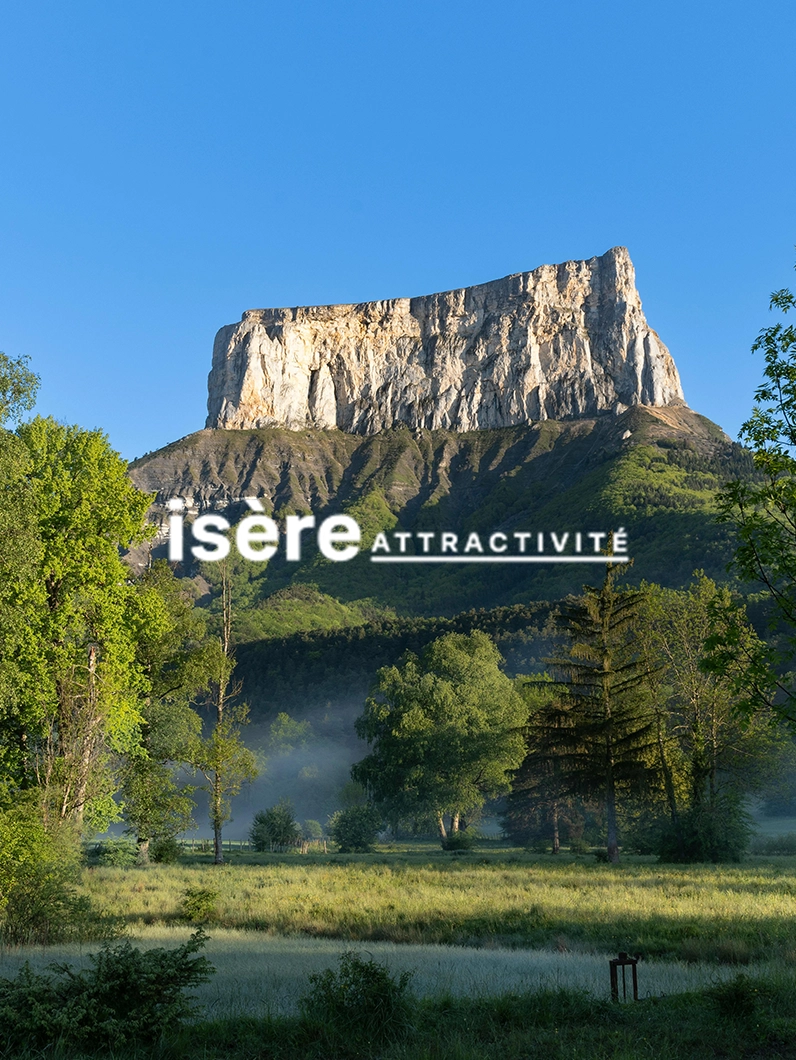 Visuel du cas client Isère Attractivité avec paysage naturel et montagneux, illustrant un projet de communication digitale territoriale.