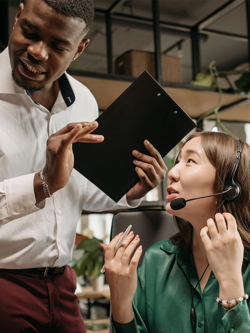 Deux professionnels échangeant autour d’un support de travail, illustrant un cas client lié au marketing automation et à l’accompagnement opérationnel.