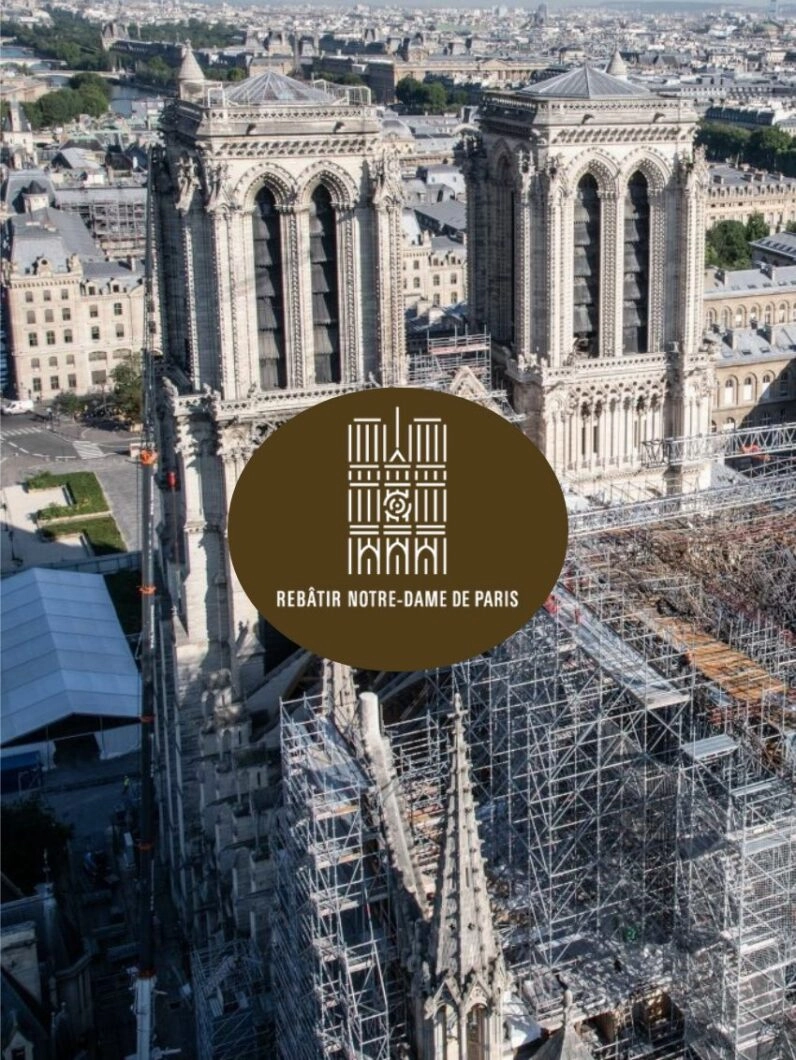 Visuel de Notre-Dame de Paris en reconstruction avec logo de l'Etablissement Public Rebâtir Notre-Dame de Paris