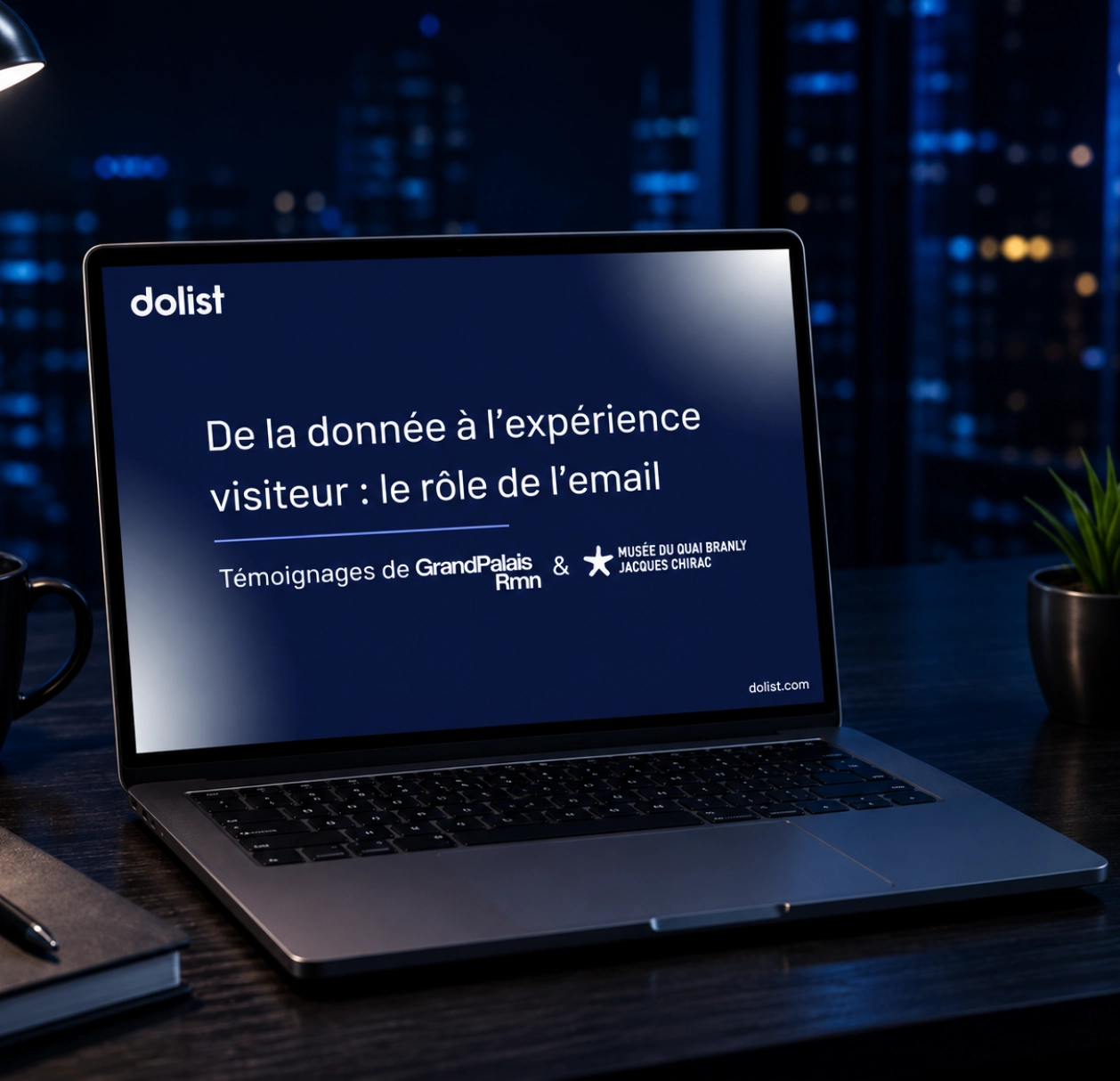Ordinateur portable affichant le titre du webinar Dolist « De la donnée à l’expérience visiteur : le rôle de l’email » et les logos du GrandPalaisRmn et du Musée du quai Branly – Jacques Chirac.