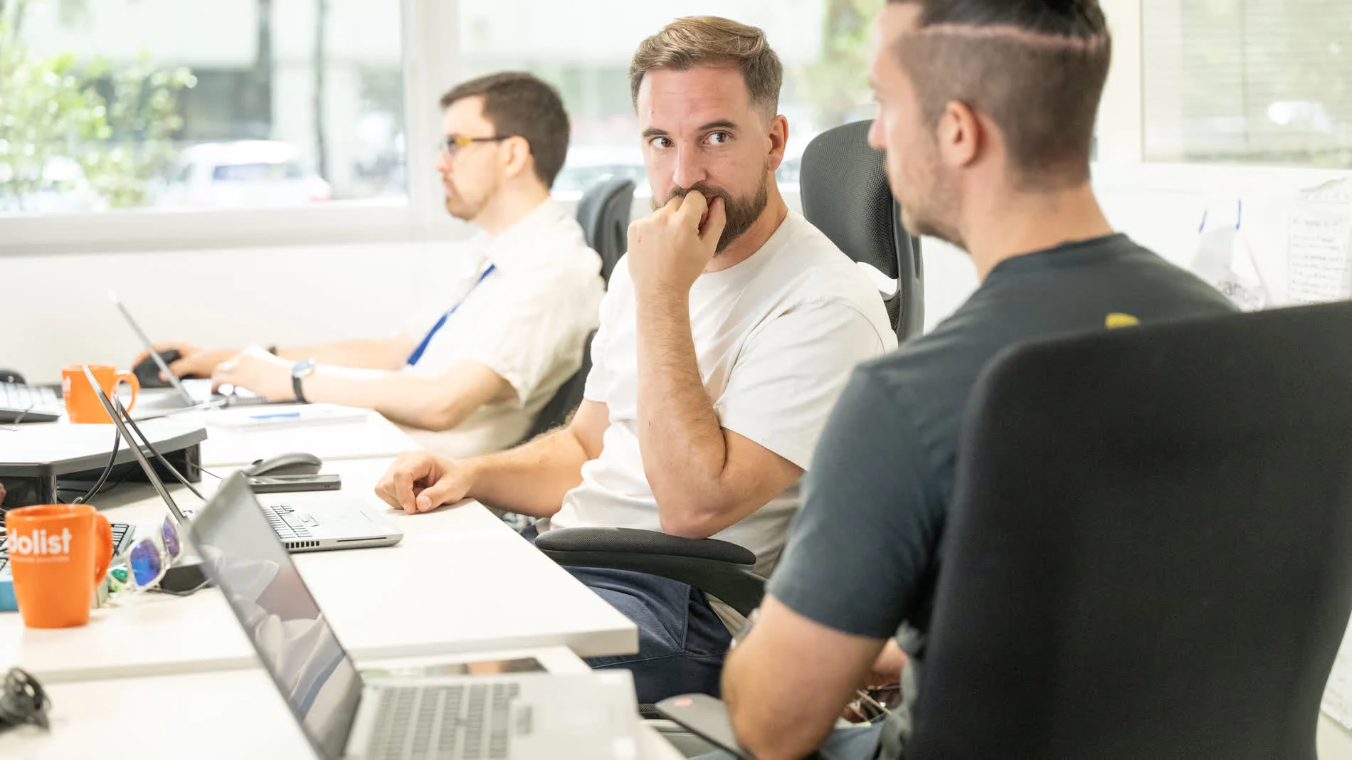 Collaborateurs Dolist échangeant à leurs postes de travail