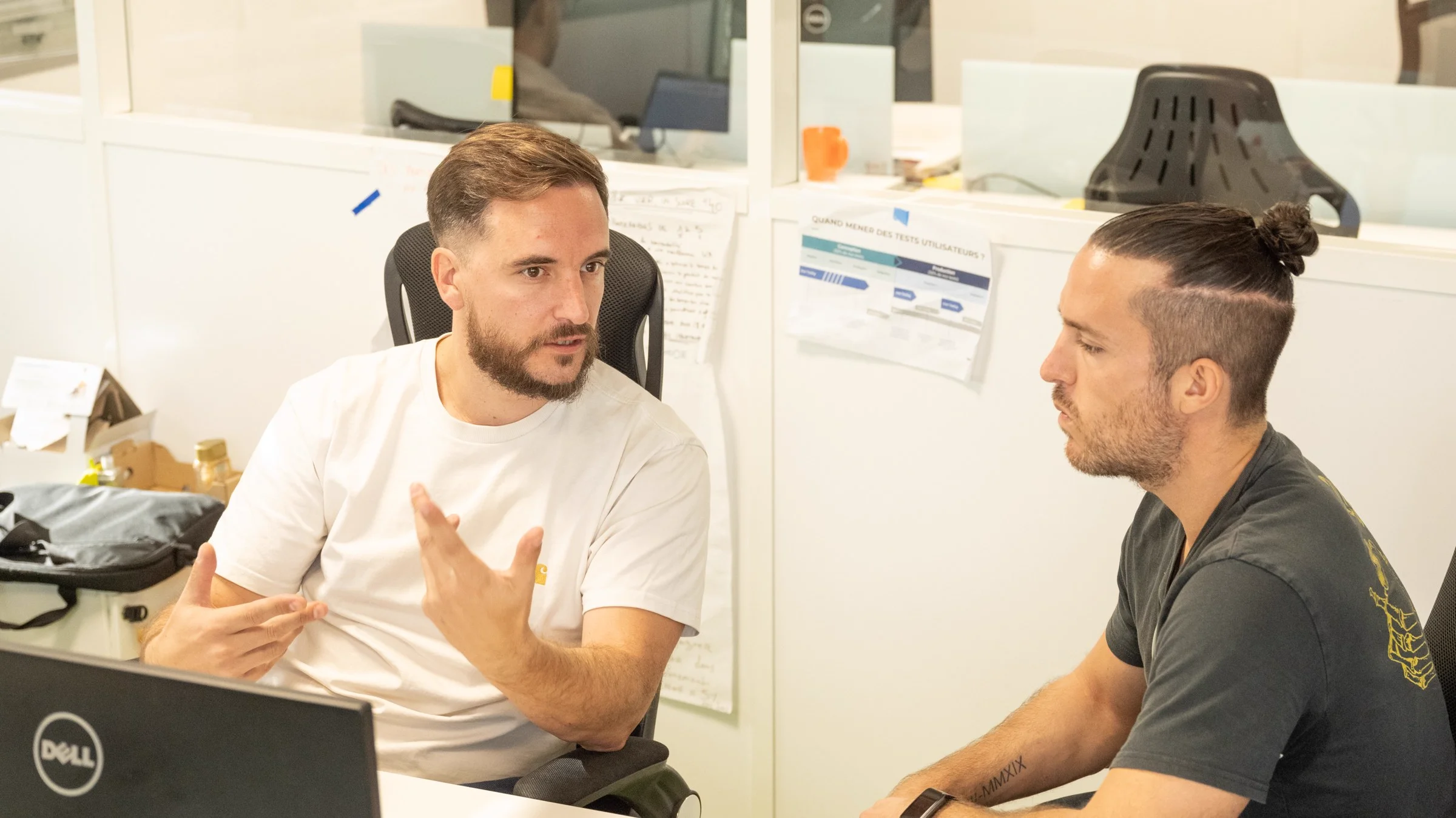 Deux collaborateurs Dolist en discussion dans les bureaux de Dolist